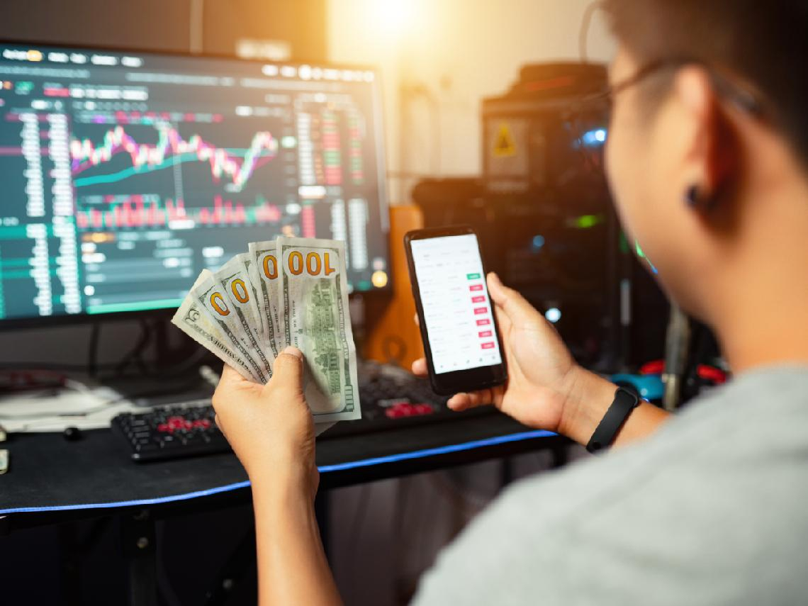 52歲小鎮醫師借錢買金融股賺到1億、年領500萬股息！中信金、富邦金...穩賺15%無本公式「進出場時機曝光」